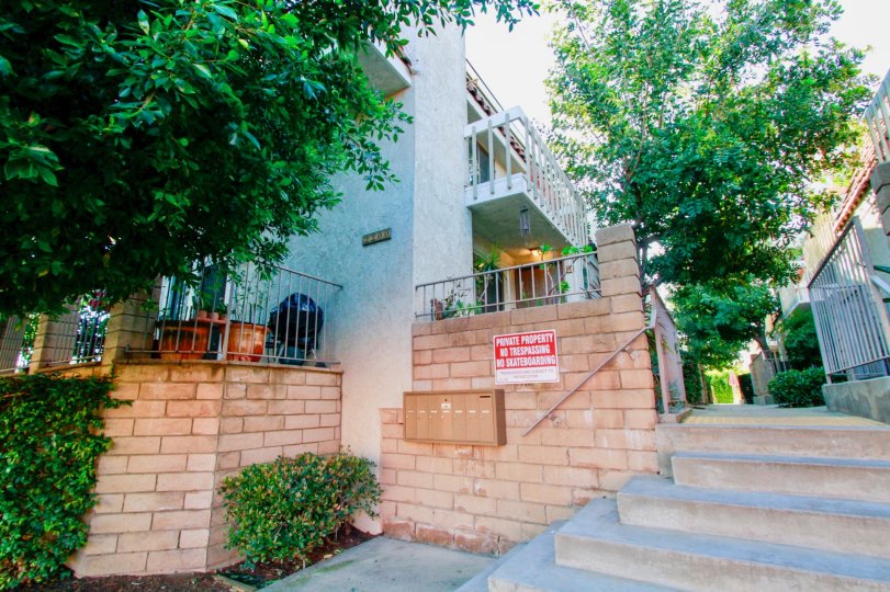 White townhomes with brick in north broadway townhomes community in santa ana, california.