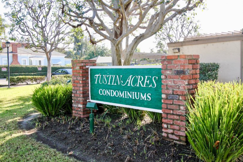 A clean signage of the arc of Tustin Cres, in Tustin