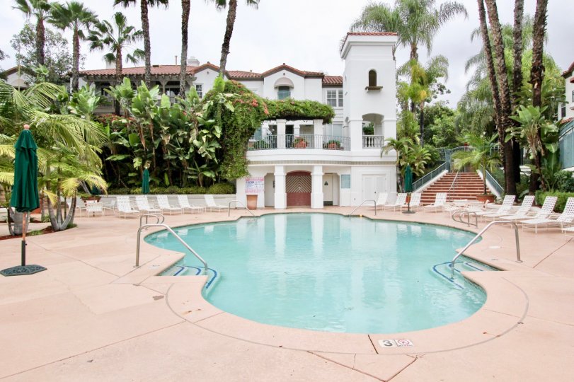 Nice swimming pool front of villa with palm trees in Tustin Del Verde of Tustin