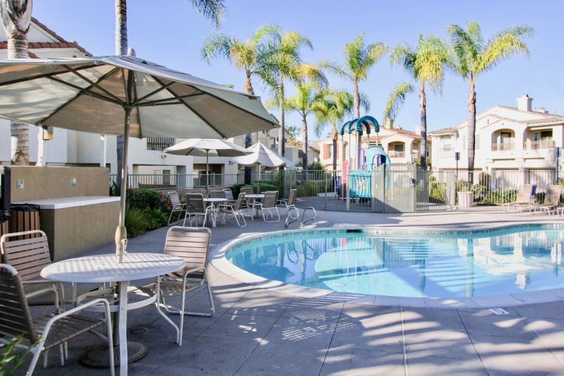 A sunny day in the Tivoli Villas with the chairs and the swimmingpool at Chula Vista in California