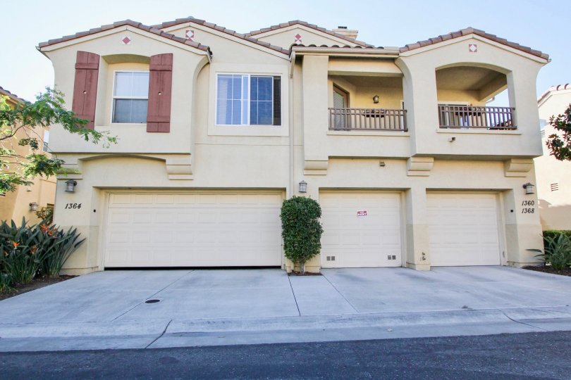Tivoli Villas has Large 3 bed room 2 1/2 bath home. Freshly painted with new carpet and new stainless steel appliances. Perfect for a first time home buyer with a family. Close to schools, freeway, shopping.