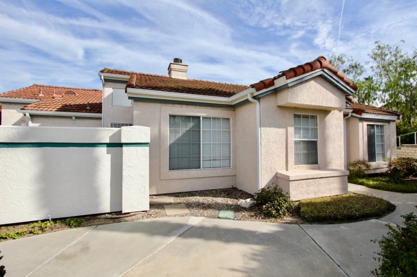 A large amount of cement in front of house lacking lanscaping in Villa Palmera