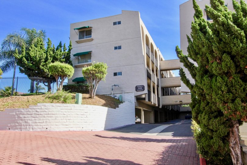 Apartment in Costa Viva has so many villa with trees and meadows along the pathway