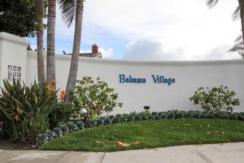 A BEAUTIFUL BIG VILLA AND A NICE GARDEN AND IT LOOK LIKE A HUGE ONE FOR SO MANY PERSONS