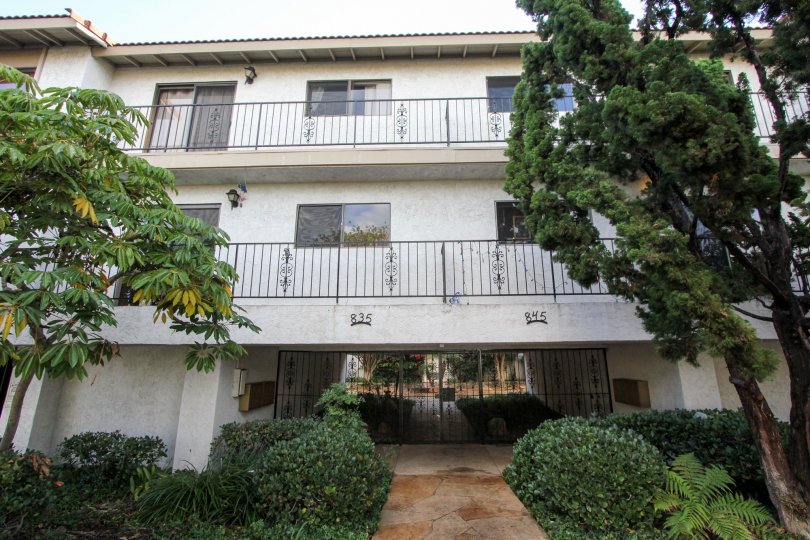 A BEAUTIFUL BIG VILLA AND A NICE TRESS AND IT LOOK LIKE A HUGE ONE FOR SO MANY PERSONS