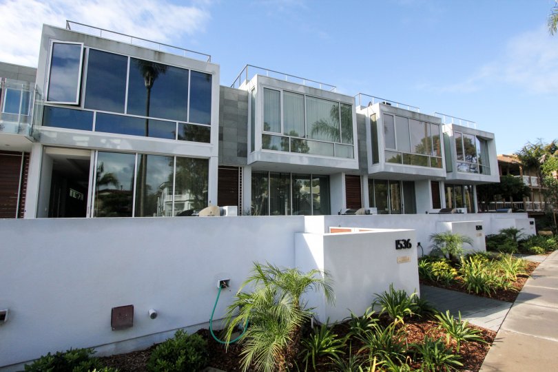 A BEAUTIFUL BIG VILLA AND A NICE TRESS AND IT LOOK LIKE A HUGE ONE FOR SO MANY PERSONS
