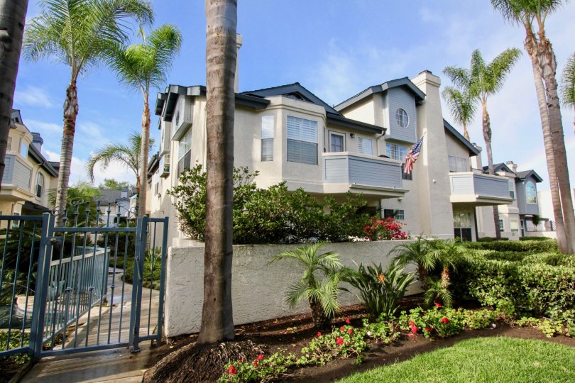 A BEAUTIFUL BIG VILLA AND A NICE TRESS AND IT LOOK LIKE A HUGE ONE FOR SO MANY PERSONS