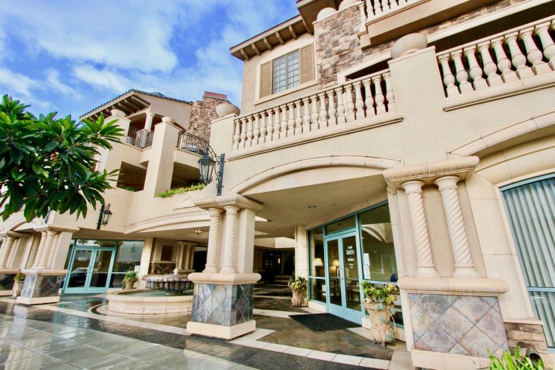 A BEAUTIFUL BIG VILLA AND A NICE TRESS AND IT LOOK LIKE A HUGE ONE FOR SO MANY PERSONS