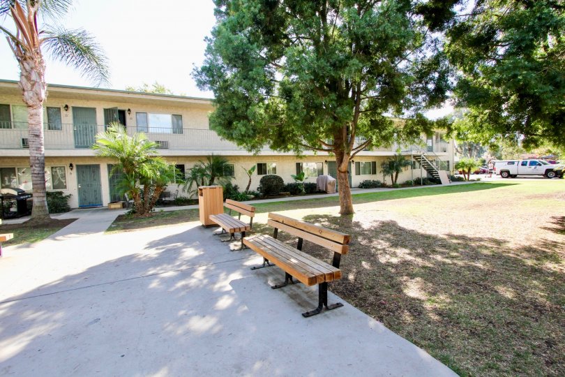A BEAUTIFUL BIG VILLA AND A NICE GARDEN AND IT LOOK LIKE A HUGE ONE FOR SO MANY PERSONS