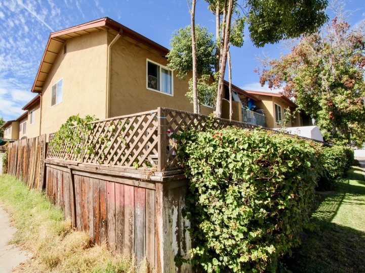 A corner home with fence and vegetation in Verde Villas, California.