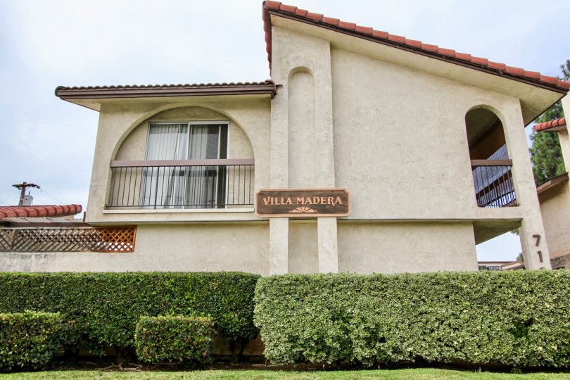 A BEAUTIFUL BIG VILLA AND A NICE GARDEN AND IT LOOK LIKE A HUGE ONE FOR SO MANY PERSONS