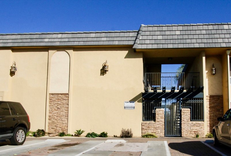 A villa in Sands Pointe has lamps and parking car