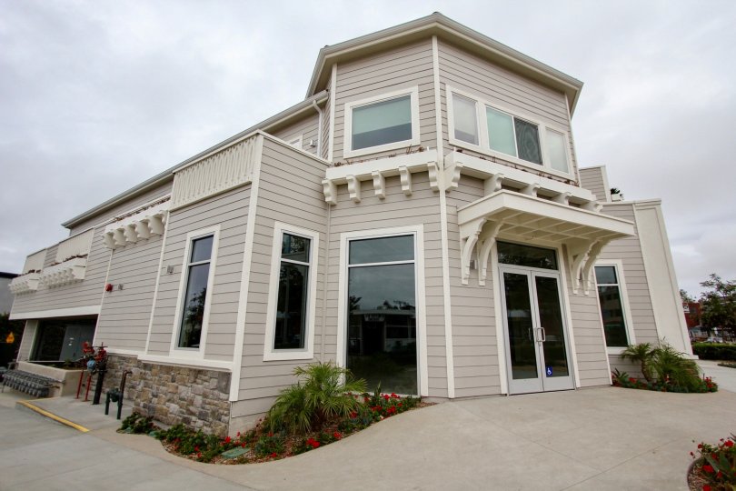The apartment in 10 West with grass land and bushes