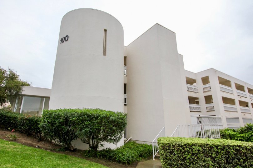 The apartment in 100 Coast of La Jolla city with plants and grass