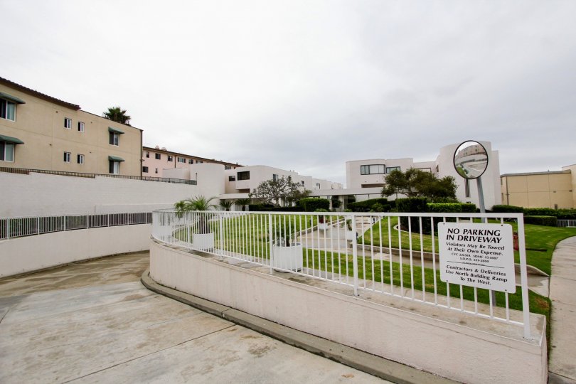 Sign stating "No parking in driveway" at the 100 Coast in La Jolla, California.