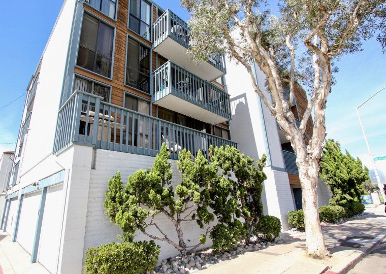 THE 2990 Mission Beach Upper penthouse unit with elevator, garage, and great views. Open kitchen, King bedroom and Queen bedroom each with private bathroom.
