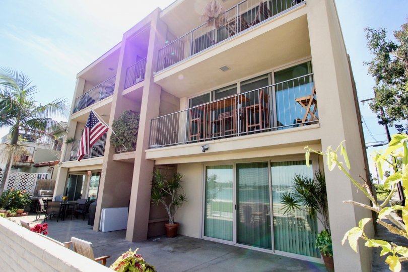 Manhattan Condominiums in mission beach nice and famous place in california with beautiful tree and comfortable climate come and enjoy