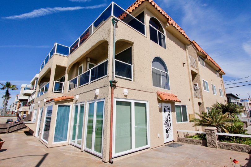 beautiful sunny villas near sunny mission beach in California