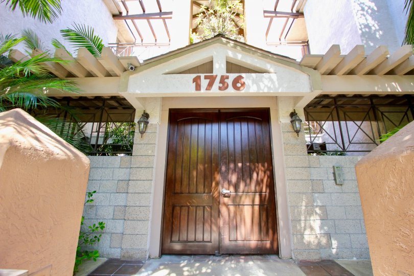 Upon the door of the villa mention 1756 and has calling bell at the one side of the wall