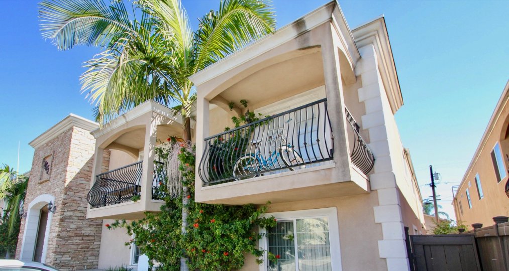 Very nice condo/townhome. Well maintained exterior, nice landscaping, beautiful entryway, large balconies