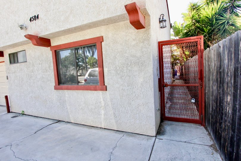 THE 4584 APARTMENT IN THE CASA FELTON, WITH THE GLASS WINDOW, STEEL GATE