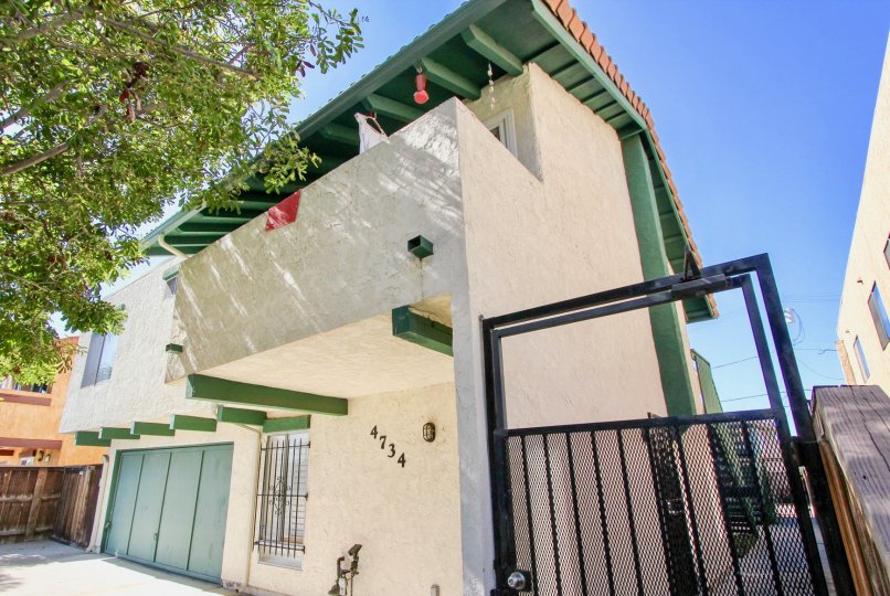 Modern apartment of Savina, white exterior and green accent colors and gated access