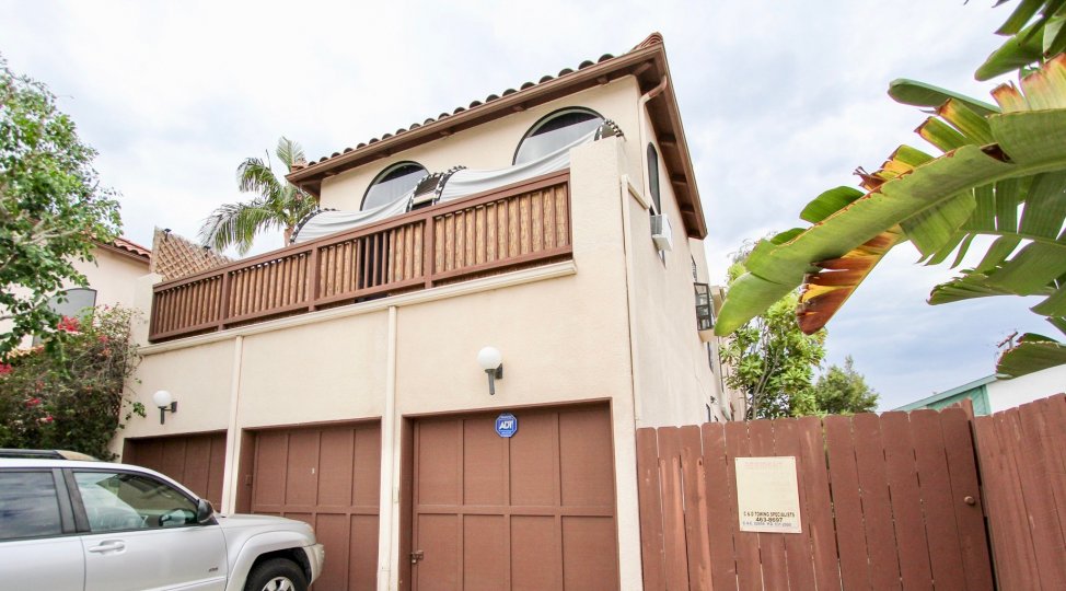 A sunny day in the area of Casa Balboa I, car, balcony, garage, tree