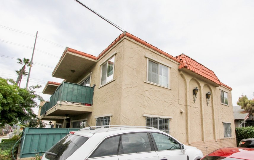 View of a house with green balcony and lamps in the street in the Park Glen