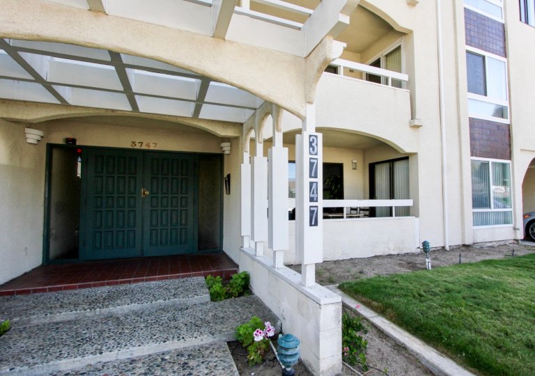 The teal front door to 3747 Yosemite in Pacific Beach, California