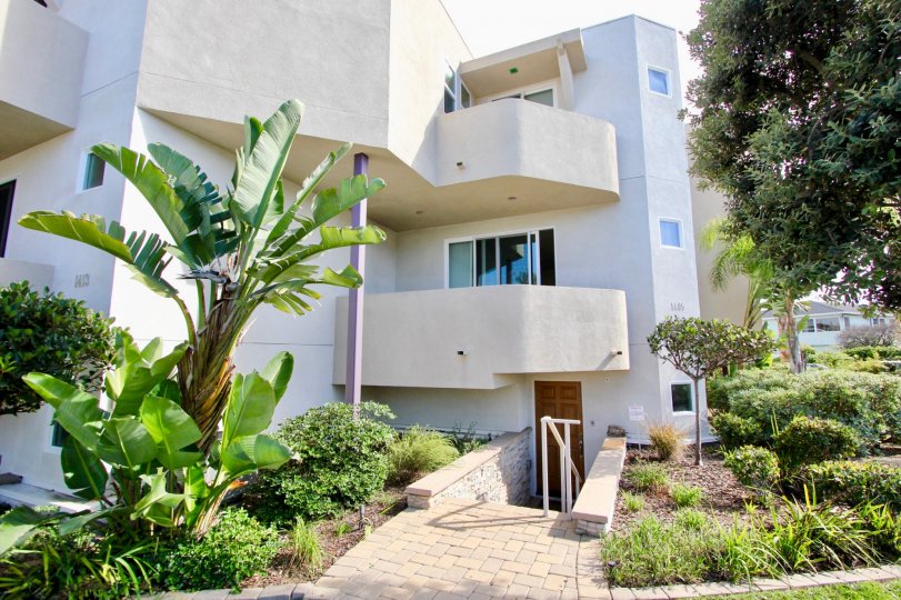 the white buildings in the Loma Townhomes located in Point Loma ca