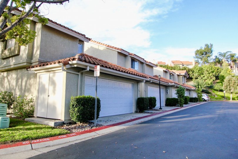 Housing & garages near driveway at La Cresta in Rancho Bernardo CA