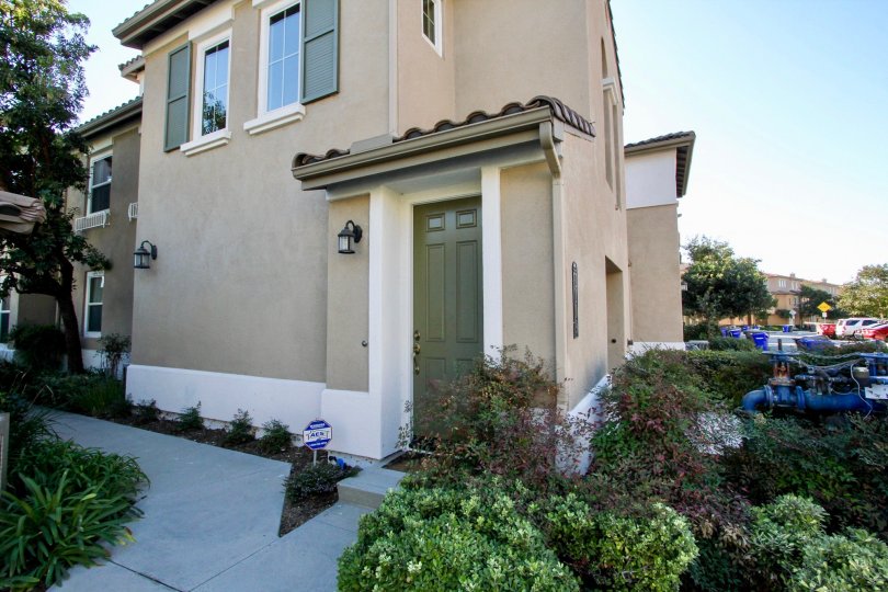 THE APARTMENT IN THE CALICO BLUFFS WITH THE MOTOR, CAR PARKING, PLANTS, TREES, LAMPS