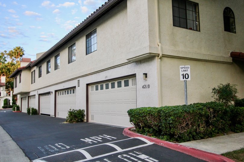 A sign warns of a low speed limit at Las Palmas condos