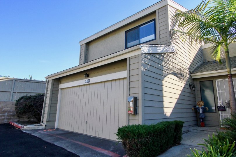 Beautifu sunny day in vista california at the durian place townhomes, welcoming shrubs and palm trees