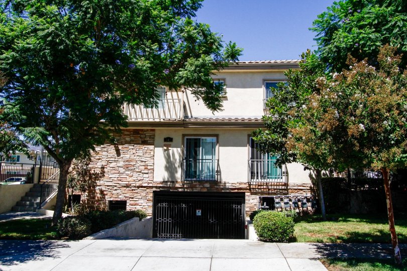 341 Glenoaks Condos, Lofts & Townhomes For Sale 341 Glenoaks Real